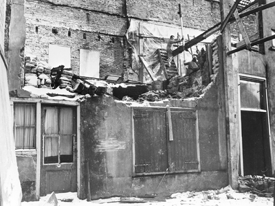 810754 Gezicht op de zijgevel van het achterhuis van het huis Minrebroederstraat 2 te Utrecht, tijdens de sloop.